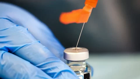 Evropští regulátoři schválili kombinovanou vakcínu Moderna proti chřipce a covidu-19