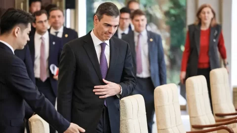 Španělský premiér vyzývá Čínu k větší roli ve světovém řádu, analytici varují před riziky