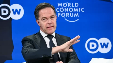 NATO čelí nebezpečí na více frontách, říká Rutte