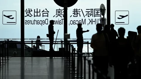 Režim omezuje státním zaměstnancům v Číně kontakt s rodinou a přáteli v zahraničí, říkají zdroje