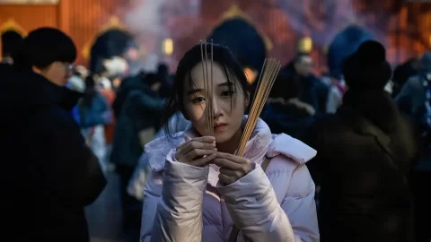 Čínský režim se zaměřuje na chrámy kvůli daňovým kontrolám při rostoucím státním dluhu, uvádějí zdroje