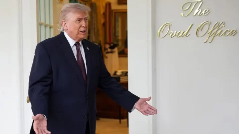 Trump pohrozil stoprocentním clem zemím, které zavedou daň z digitálních služeb