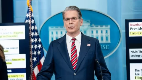 Banky podporující nákup íránské ropy čínskými rafineriemi riskují sankce, varují USA