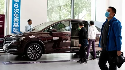 Čínský automobilový sektor v krizi: Dealeři kumulují ztráty, prodeje prudce klesají