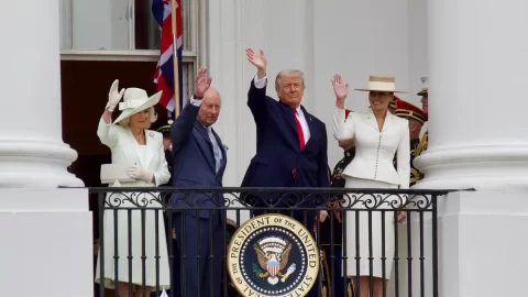 Karel III. s Camillou navštívili Spojené státy u výročí jejich vzniku. Co si předali s Trumpovými a o čem mluvil král?