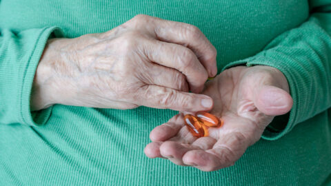 Každodenní užívání multivitaminů souvisí podle nové klinické studie se zpomalením biologického stárnutí