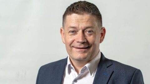 Vypnout dětem internet a telefony by měli spíše rodiče než stát, říká poslanec