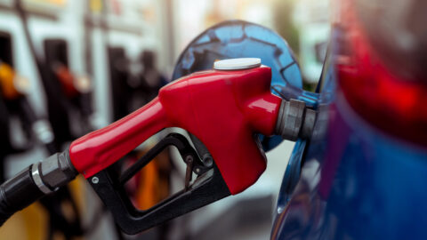 Vláda výrazně snížila maximální ceny pohonných hmot na pátek. Budeme prodávat pod náklady, stěžují si petrolejáři