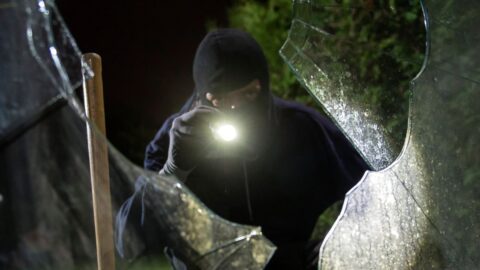 Skupina čtyř lidí v Praze rozbíjela dveře kladivem a okrádala, dva z nich jsou mnohonásobní recidivisté