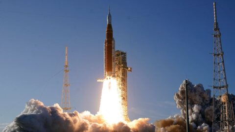 Loď NASA s posádkou po úspěšném startu míří po půlstoletí k Měsíci