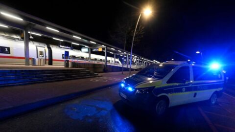 Policie na západě Německa evakuovala vlak, muž s dělbuchy vyhrožoval cestujícím