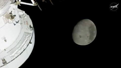 Astronauti z mise Artemis II se dostali rekordně daleko od Země