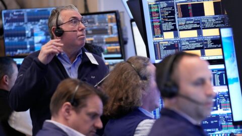 Dolar po krachu mírových rozhovorů mezi USA a Íránem posiluje, polepšil si i maďarský forint