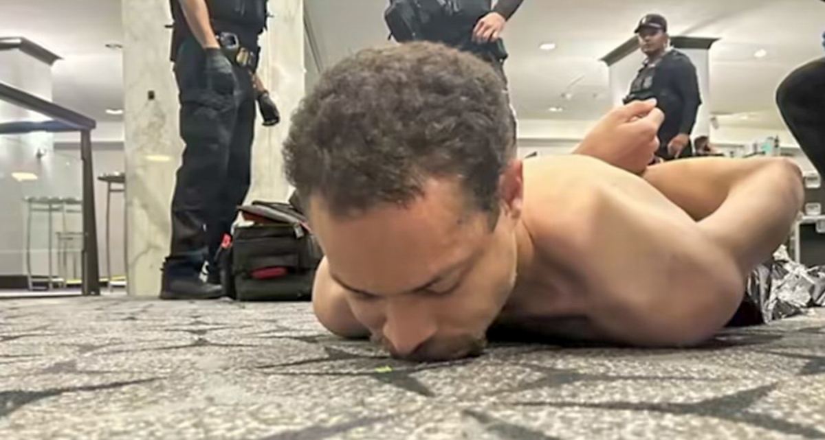 Trump byl evakuován z galavečeře s novináři poté, co v budově zazněla střelba