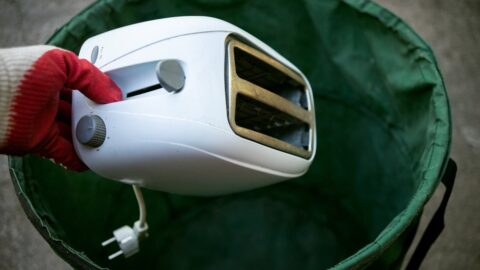 Někteří stále vyhazují staré elektro do komunálního odpadu. Kam patří správně?