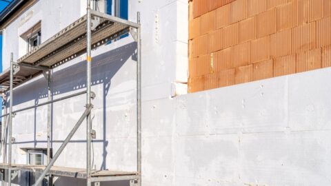 „Všechno je vzhůru nohama“. Stavebníci zápasí s nedostatkem a zdražováním materiálů