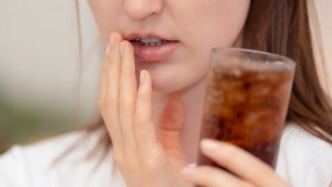 Každý druhý dětský kaz souvisí s pitím limonád nebo ovocných džusů, varují stomatologové