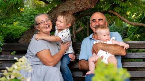 Dramatický pokles porodnosti je podle expertky výsledkem dvou faktorů. Podpora prarodičů hraje při rozhodování mladých velkou roli