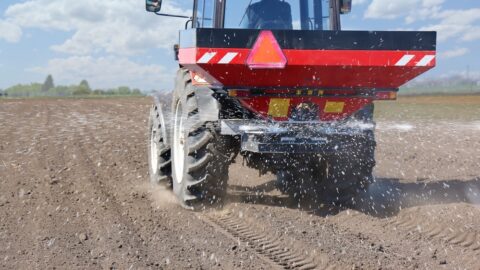 Konflikt na Blízkém východě: Hnojiv mají čeští zemědělci zatím dost, problém bude cena