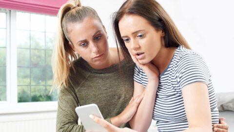 „Tak jako heroin, mobily do rukou osmiletého dítěte nepatří,“ varují experti a navrhují řešení