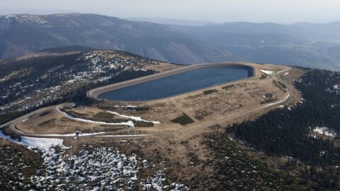 Pro soláry a větrníky je bateriová akumulace iluzí. Duální energetika prudce zdražuje elektřinu