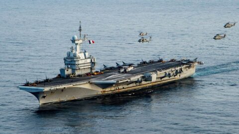 Francie vyslala letadlovou loď Charles de Gaulle do Rudého moře