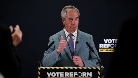 Labouristé ve Walesu utrpěli porážku, Reform UK v Anglii získala přes 1000 míst