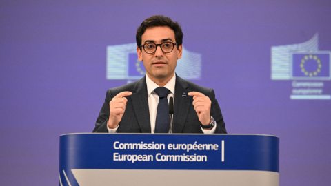 EU vyzývá firmy, aby omezily závislost na dodavatelských řetězcích ovládaných Čínou