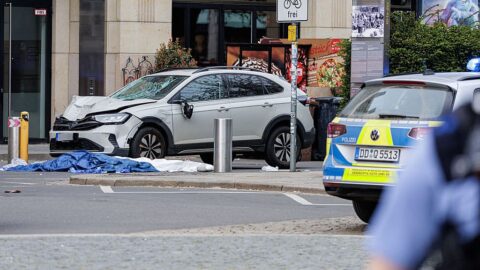 V centru Lipska vjelo auto do lidí, dva zemřeli; řidiče policisté zadrželi
