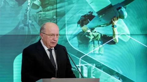 Šéf obrany EU přebírá Trumpovo heslo „mír skrze sílu“ ve snaze o přezbrojení Evropy