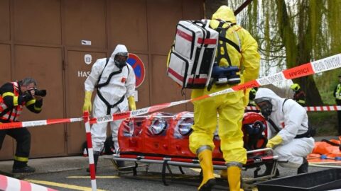 Riziko nákazy eboly pro české občany je nulové, tvrdí ministerstvo. Pacient s podezřením na nemoc dorazí na Bulovku večer