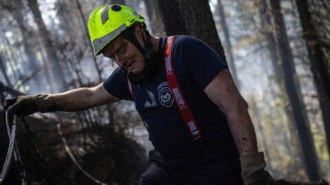 Hasiči čtvrtý den bojují s požárem v Českém Švýcarsku, pomáhají jim vrtulníky