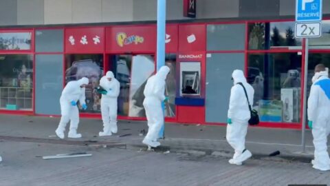 Pražská policie pátrá po pachatelích, kteří ráno odpálili bankomat v Kunraticích
