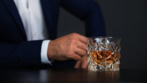 Střízlivá Sněmovna? Někteří poslanci volají po zákazu alkoholu a drog při jednání
