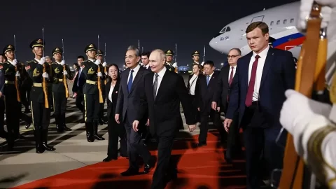 Hlavním cílem Putinovy návštěvy Číny je získat informace o summitu Trumpa se Xi Jinpingem, tvrdí zdroj