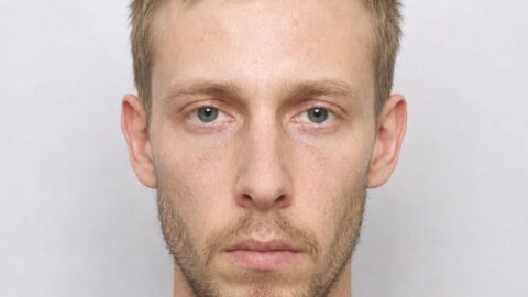 Policie vytvořila digitální tvář podezřelého. Žena uvěřila, že „zachraňuje“ jejích 660 tisíc korun