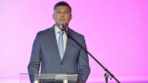 Motorista Beran se vzdal poslaneckého mandátu, vrátí se k diplomacii