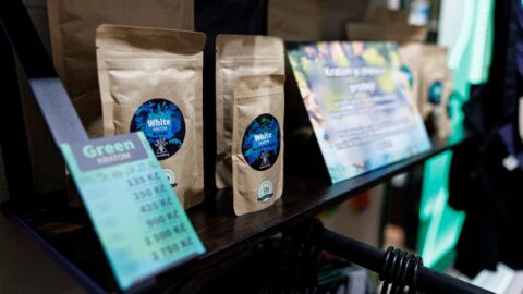 Babiš ke kratomu: Zvažujeme posun věku pro nákup z 18 na 21 let