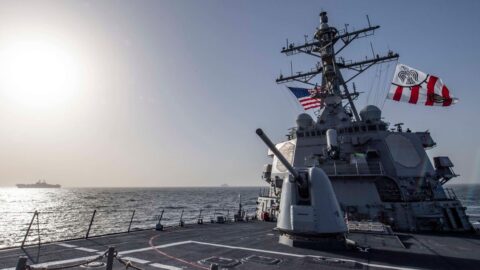 USA hlásí odražené íránské útoky a provedení úderů na íránském ostrově Kešm