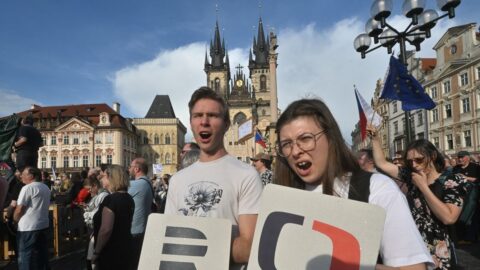 V Praze se na akci Milionu chvilek na podporu veřejnoprávních médií sešly tisíce lidí