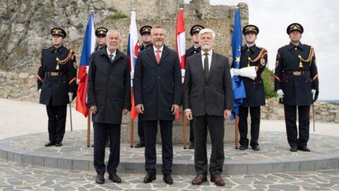Začal summit prezidentů ČR, Slovenska a Rakouska, tématem bude i energetická bezpečnost