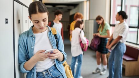 Podle Ministerstva školství má až 93 % škol pravidla pro používání mobilních telefonů. Jaká?