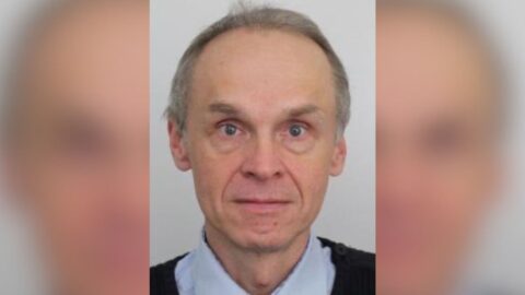 Muže, který byl v Čelákovicích u školy se zbraní, zadržela policie v Praze