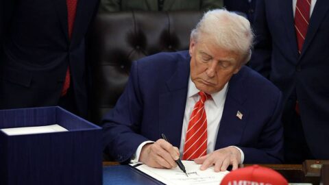 Soudce umožnil pokračování žalob proti Trumpovu volebnímu nařízení