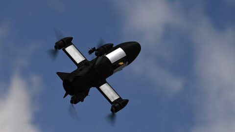 Británie zvažuje povolit smrtící útoky autonomním dronům bez schválení člověkem