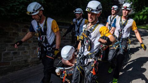 Čeští hasiči vyhráli extrémní světovou soutěž lanových záchranářů v Belgii