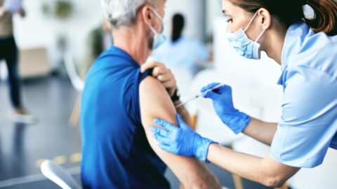 Jak došlo k průlomu v odškodňování lidí poškozených vakcinací po silné kritice systému zdravotnictví