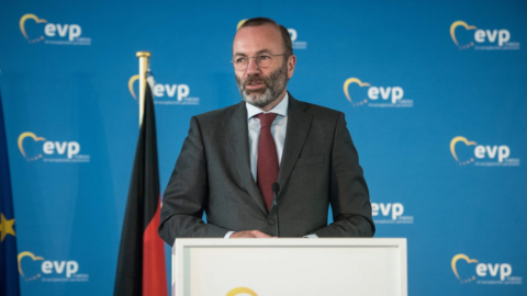 Šéf největší frakce Evropského parlamentu vyzývá k tvrdší obchodní politice vůči Číně