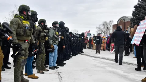 15 osob spojených s Antifou čelí obvinění z násilného narušování operací ICE v Minnesotě