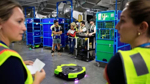Amazon v Evropě nasazuje skladového robota, který reaguje na pokyny